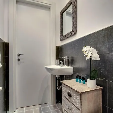 Charming Castello Apartments By Wonderful Italy *